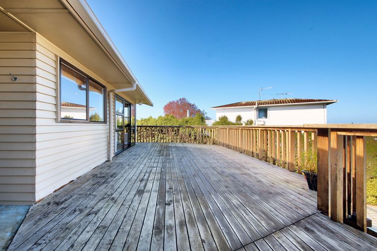 Photo of property in 20 Tauhara Street, Green Bay, Auckland, 0604
