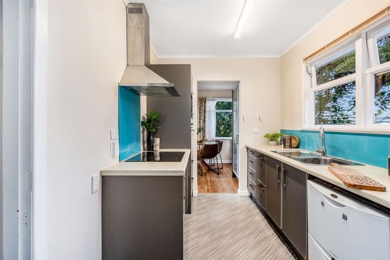 Photo of property in 32 Stewart Drive, Newlands, Wellington, 6037