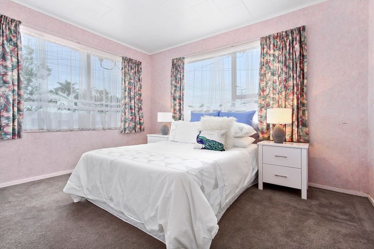 Photo of property in 17 Woodvale Road, Glen Eden, Auckland, 0602