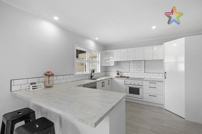 Photo of property in 385 Stokes Valley Road, Stokes Valley, Lower Hutt, 5019