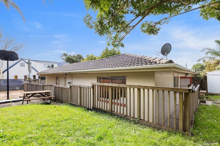Photo of property in 1/3 Holt Avenue, Torbay, Auckland, 0630