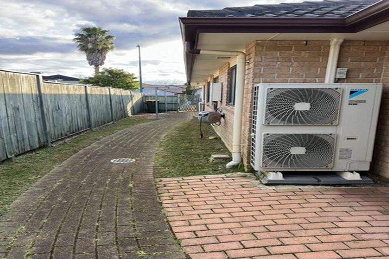 Photo of property in 16 Middlefield Drive, East Tamaki Heights, Auckland, 2016