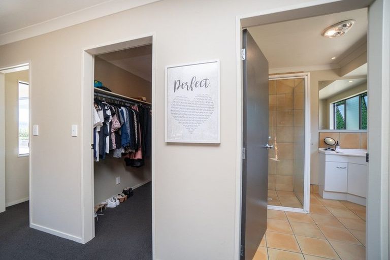 Photo of property in 34 Schnell Drive, Kelvin Grove, Palmerston North, 4414