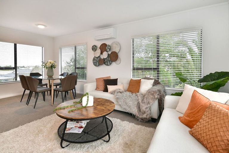 Photo of property in 1/70 Athena Drive, Totara Vale, Auckland, 0629