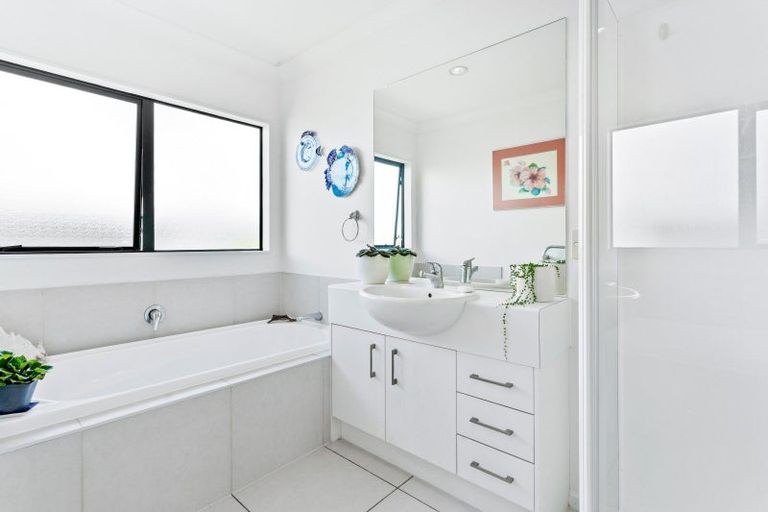 Photo of property in 20 Mackwell Road, Fairview Heights, Auckland, 0632