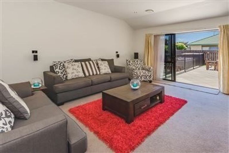 Photo of property in 8 Gandalf Crescent, Paraparaumu, 5032