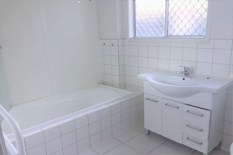 Photo of property in 2/42 Sheridan Drive, New Lynn, Auckland, 0600