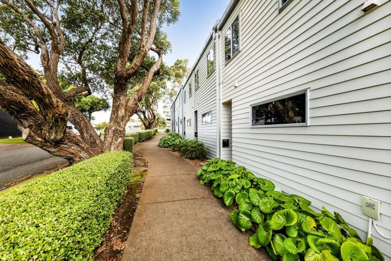 Photo of property in The Strand, 7/16 Ronald Street, Strandon, New Plymouth, 4312