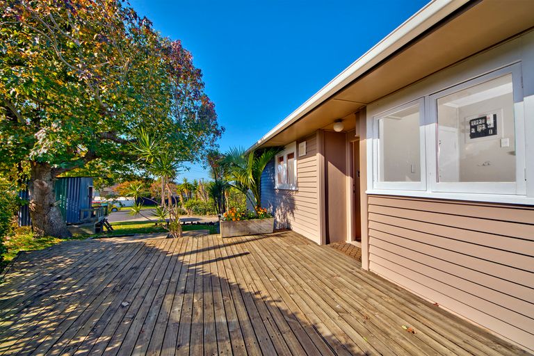 Photo of property in 20 Tauhara Street, Green Bay, Auckland, 0604