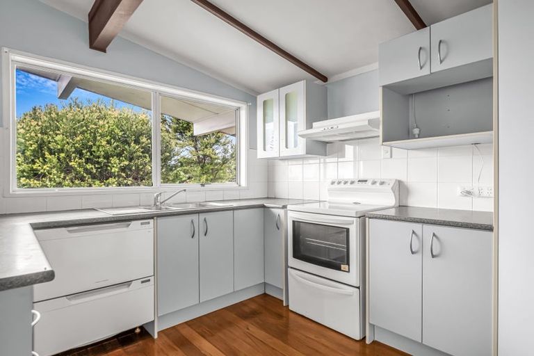 Photo of property in 28 Eyre Street, Henderson, Auckland, 0612