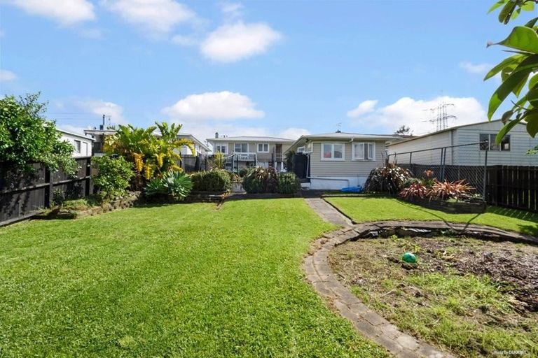 Photo of property in 18 Huruhuru Road, Massey, Auckland, 0614