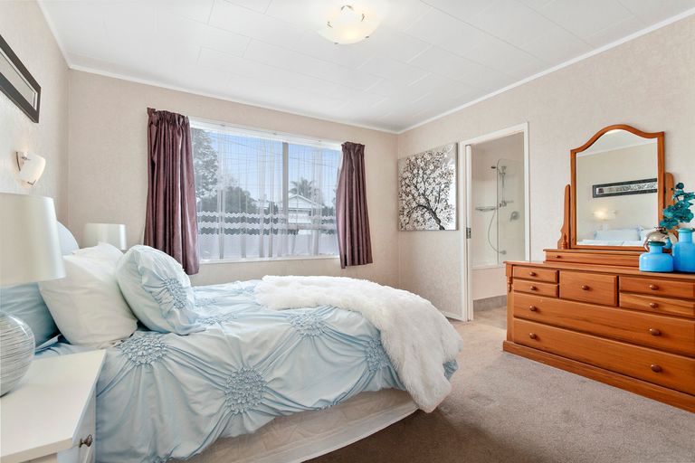 Photo of property in 17 Woodvale Road, Glen Eden, Auckland, 0602