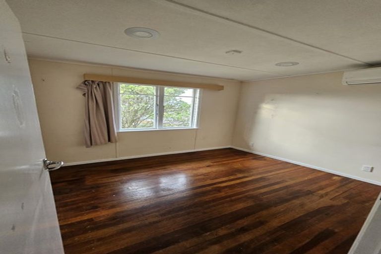 Photo of property in 7 Balmain Street, Newlands, Wellington, 6037