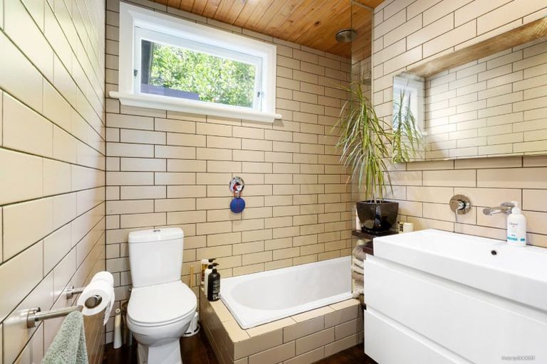 Photo of property in 55 Pupuke Road, Birkenhead, Auckland, 0627