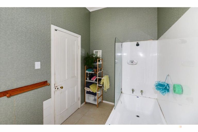 Photo of property in 66 Timaru Road, Waimate, 7924