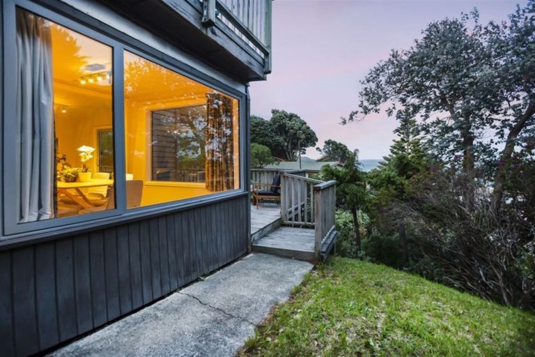 Photo of property in 14 Grays Road, Plimmerton, Porirua, 5026
