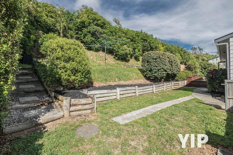 Photo of property in 44 Colchester Crescent, Newlands, Wellington, 6037