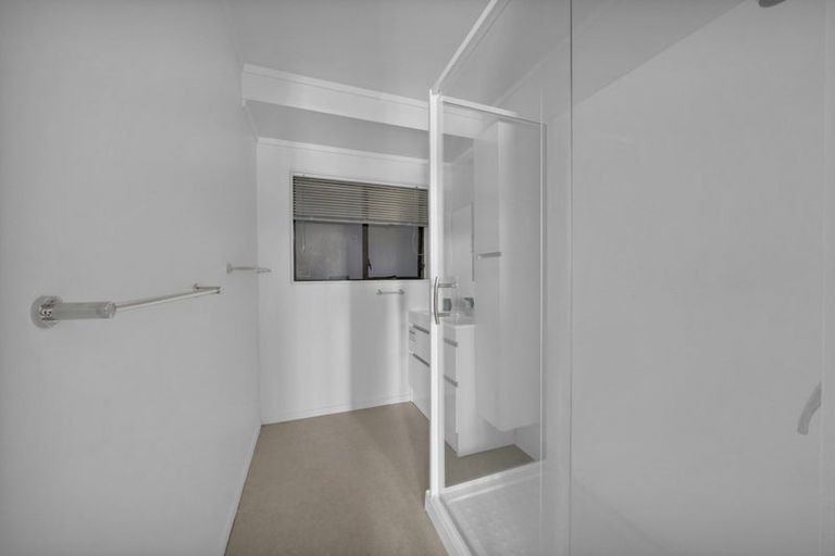 Photo of property in 2/25 Sunnyfield Crescent, Glenfield, Auckland, 0629