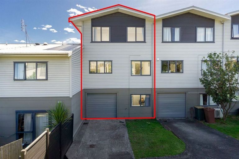 Photo of property in 1/5 John Jennings Drive, Oteha, Auckland, 0632