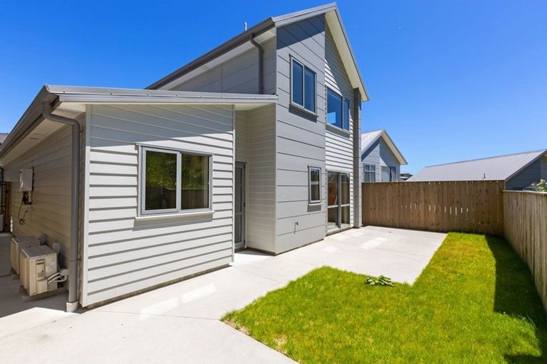 Photo of property in 6 Brindle Way, Newlands, Wellington, 6037
