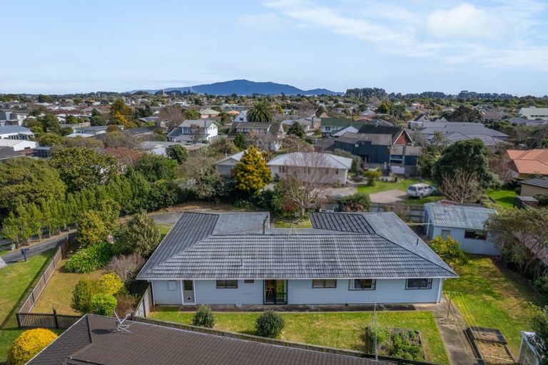 Photo of property in 10 Graham Grove, Waikanae, 5036