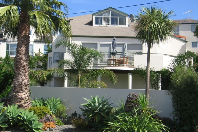 Photo of property in 2/92 Churchill Road, Murrays Bay, Auckland, 0630