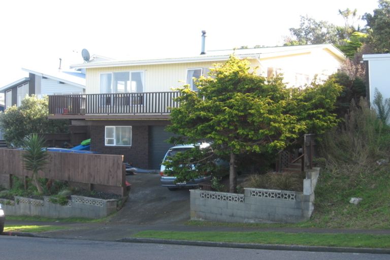 Photo of property in 5 Gloaming Hill, Titahi Bay, Porirua, 5022