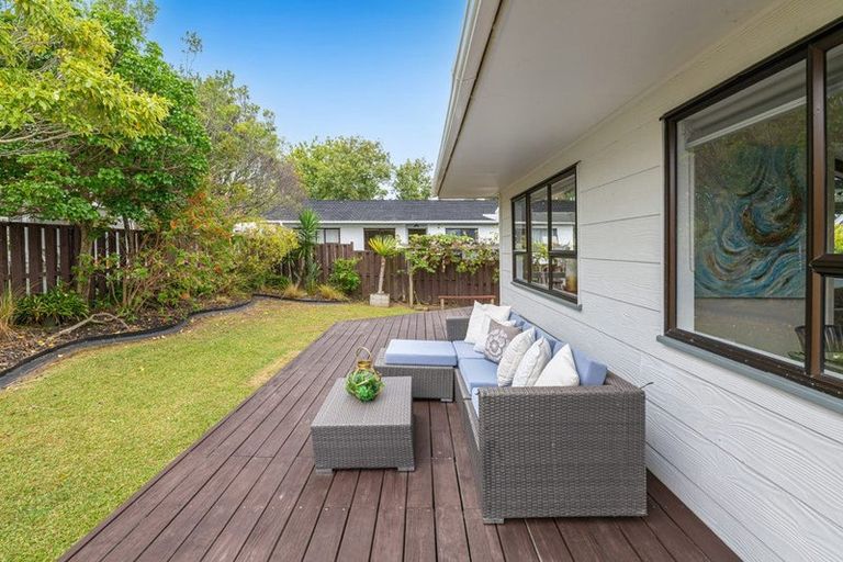 Photo of property in 2/15 Tetrarch Place, Totara Vale, Auckland, 0629