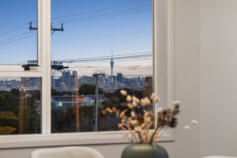 Photo of property in 1/22 Tui Glen Road, Birkenhead, Auckland, 0626