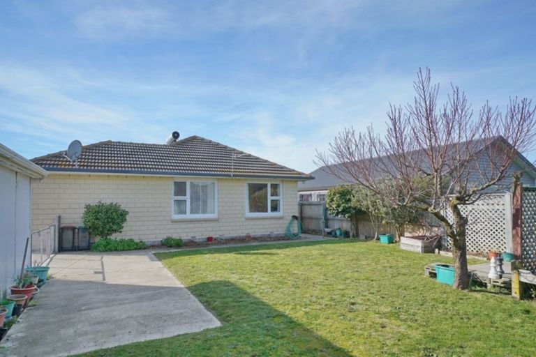 Photo of property in 98 Bickerton Street, Wainoni, Christchurch, 8061