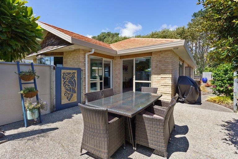 Photo of property in 106 Weggery Drive, Waikanae Beach, Waikanae, 5036