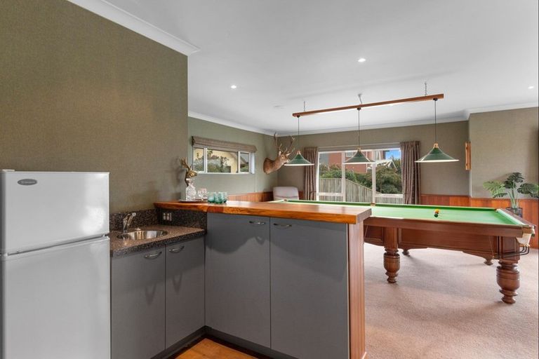 Photo of property in 100 Willowview Drive, Redwood, Christchurch, 8051