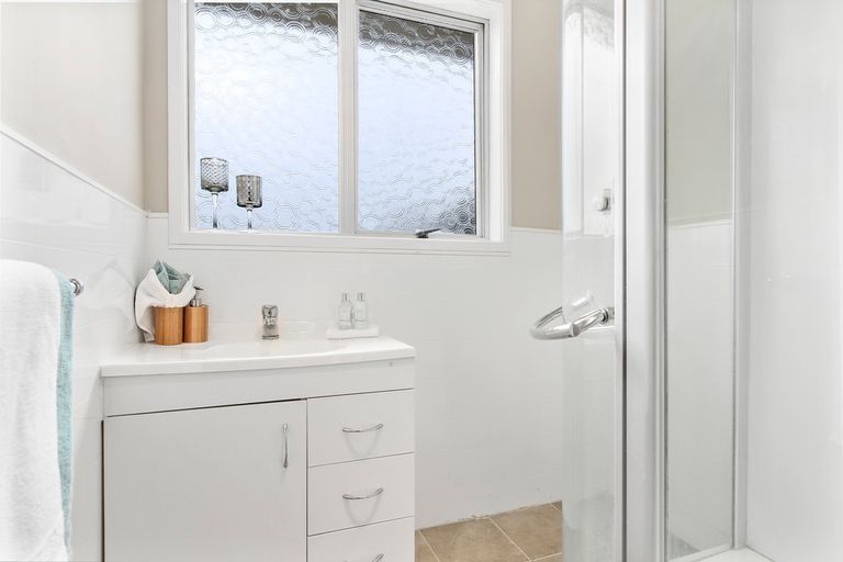 Photo of property in 17 Woodvale Road, Glen Eden, Auckland, 0602