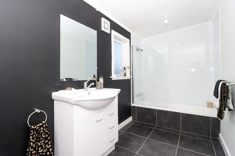 Photo of property in 9 Perrin Place, Kelvin Grove, Palmerston North, 4414