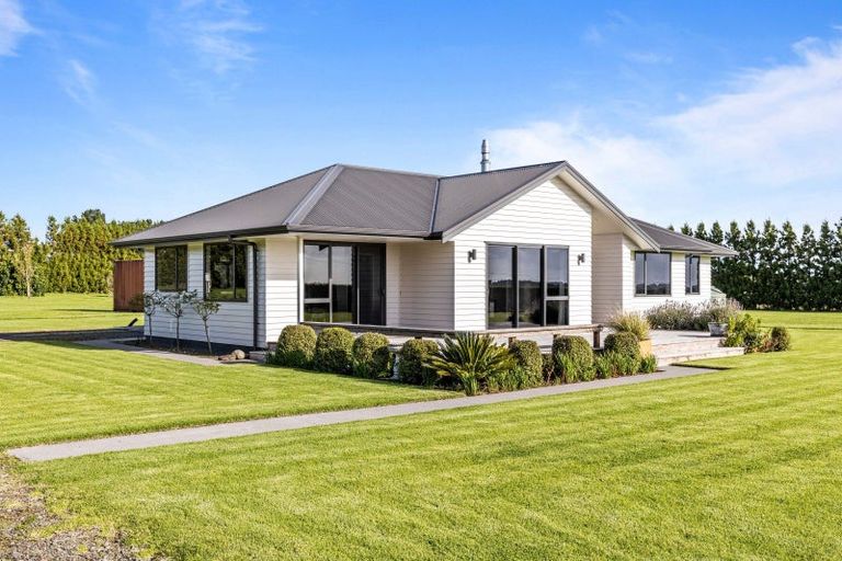 Photo of property in 39 Kairau Road East, Brixton, New Plymouth, 4373