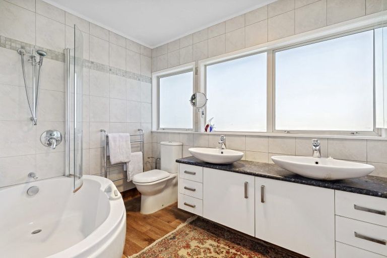 Photo of property in 493 East Coast Road, Murrays Bay, Auckland, 0630