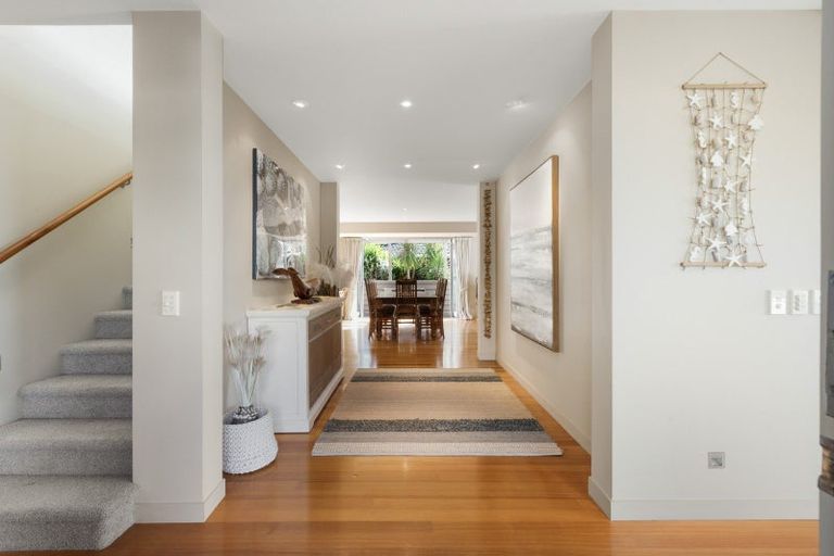 Photo of property in 12 Chelverton Terrace, Red Beach, 0932