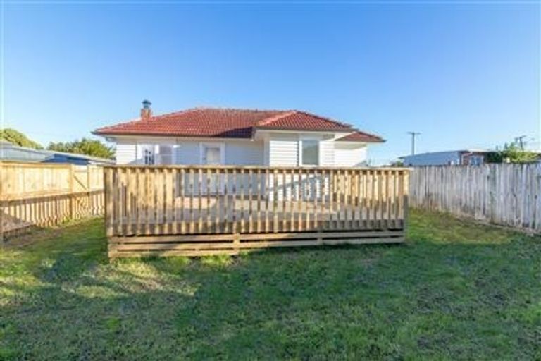 Photo of property in 2 Totara Road, Te Atatu Peninsula, Auckland, 0610