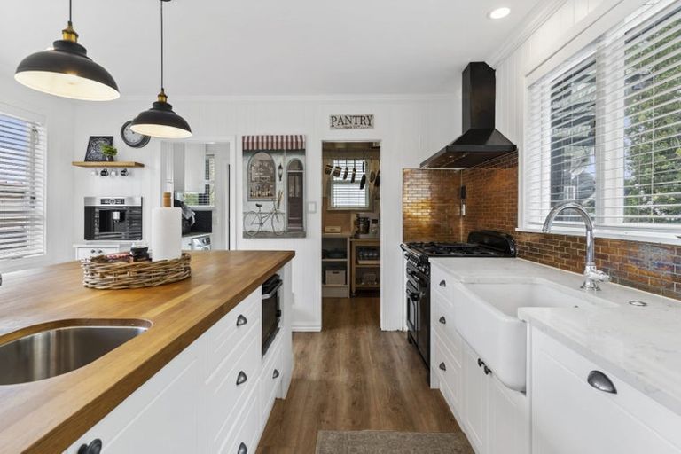 Photo of property in 24 Tauhinu Road, Greenhithe, Auckland, 0632