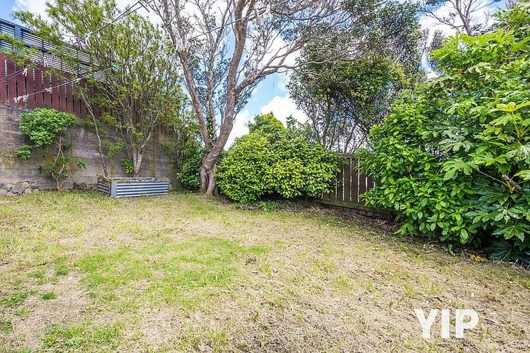 Photo of property in 8 Link Road, Newlands, Wellington, 6037
