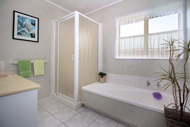 Photo of property in 2/7 Zurich Place, Weymouth, Auckland, 2103