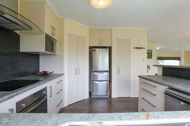 Photo of property in 2 Brundon Place, Lynmore, Rotorua, 3010