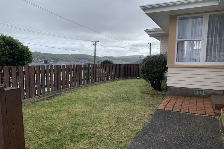 Photo of property in 19 Catherine Crescent, Paparangi, Wellington, 6037