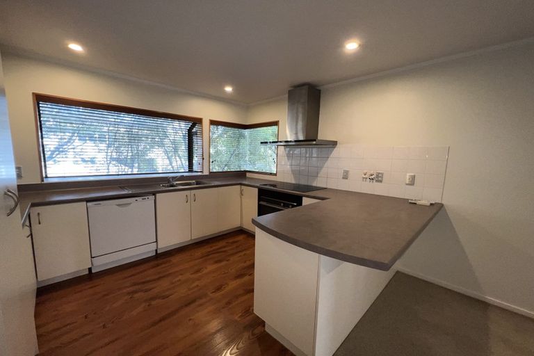 Photo of property in 4 Oystergrove Road, West Harbour, Auckland, 0618