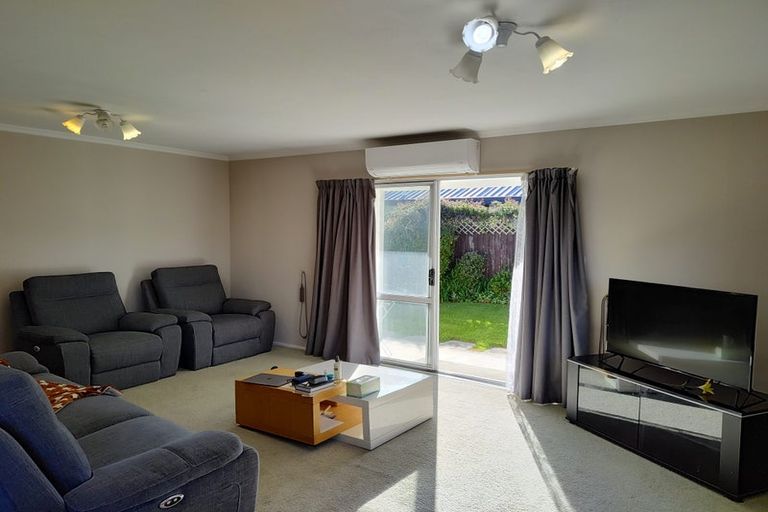 Photo of property in 21 Honeysuckle Place, Northcote, Christchurch, 8052