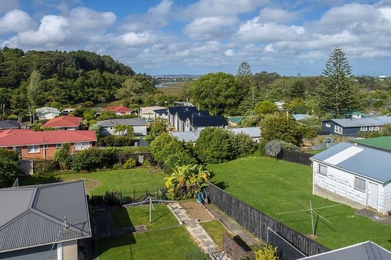 Photo of property in 18 Huruhuru Road, Massey, Auckland, 0614