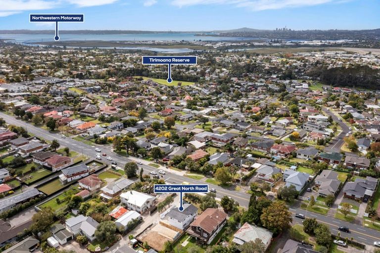 Photo of property in 2/4202a Great North Road, Glendene, Auckland, 0602