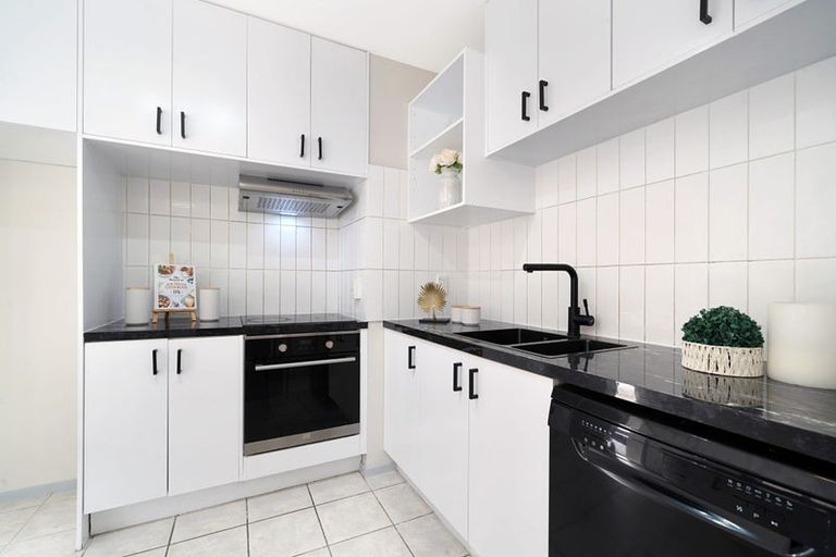 Photo of property in 9 Woodbank Drive, Glen Eden, Auckland, 0602