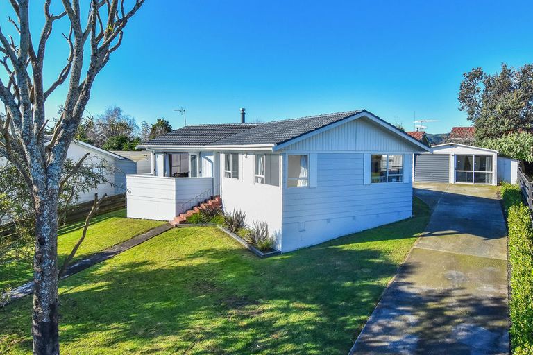 Photo of property in 6 Leatham Crescent, Opaheke, Papakura, 2113