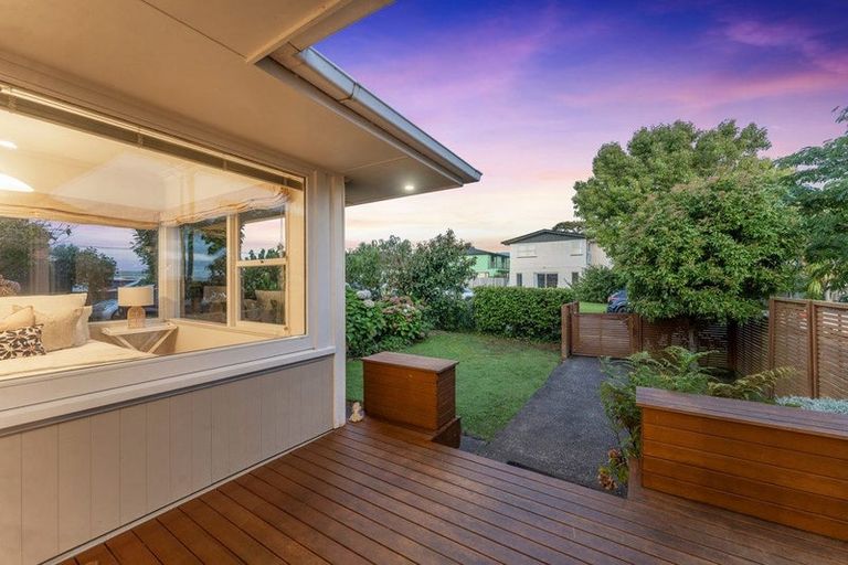 Photo of property in 1/5 Dudding Avenue, Northcote, Auckland, 0627
